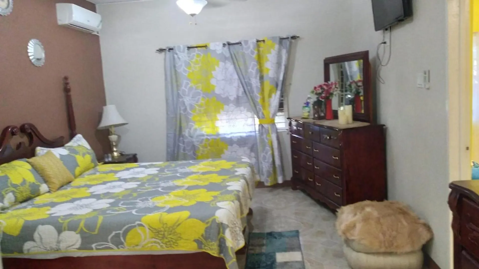 Private Kingston Home With Mountain Views contacts